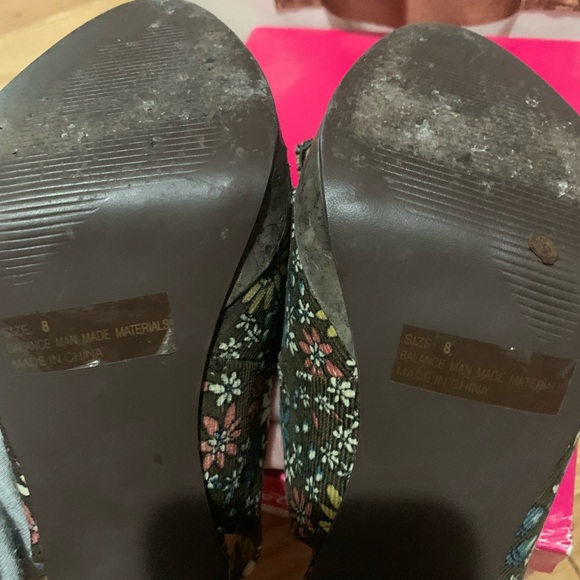 Floral Corduroy heels size 8 EUC - Picture 5 of 6